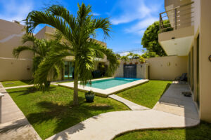 Shared swimming pool and tropical garden common area at Sophie’s Loft in Cozumel